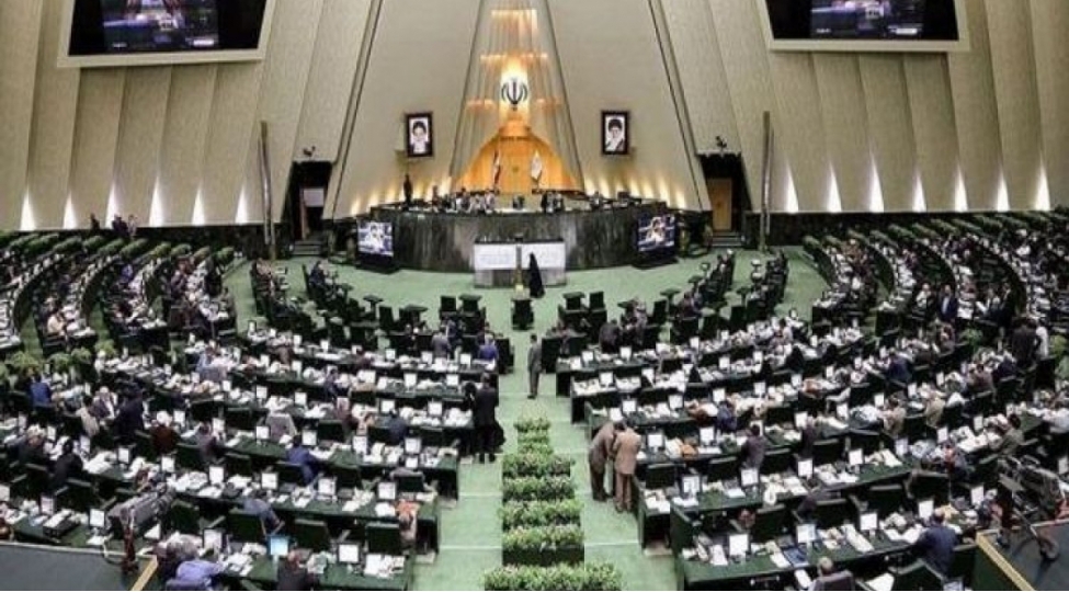 iran-parlamentinde-yangin-olub