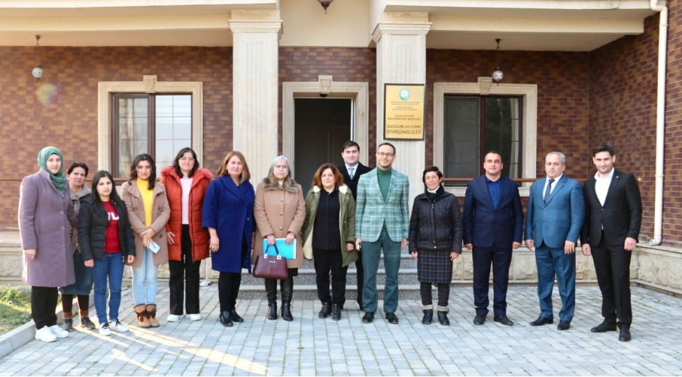 deputat-qaziqumlaq-kendinde-sechicilerle-gorushub-foto