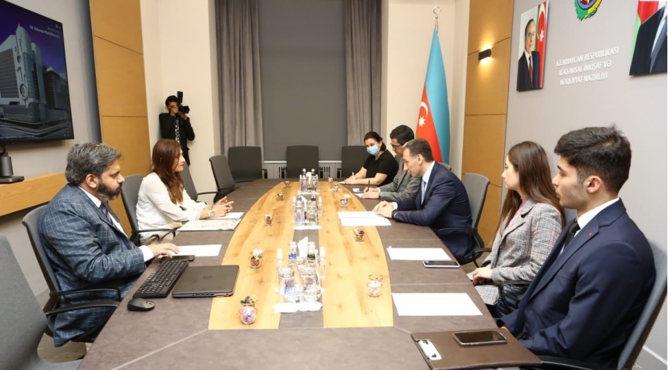 reshad-nebiyev-ile-ayesha-shayx-arasinda-gorush-kechirilib