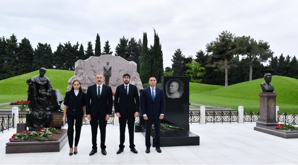 prezident-ilham-eliyev-ve-birinci-xanim-mehriban-eliyeva-fexri-xiyabanda-ulu-onder-heyder-eliyevin-mezarini-ziyaret-edibler