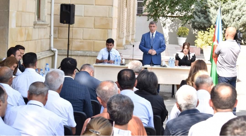 ilqar-abbasov-sakinlerle-achiq-havada-seyyar-qebul-gorush-kechirib