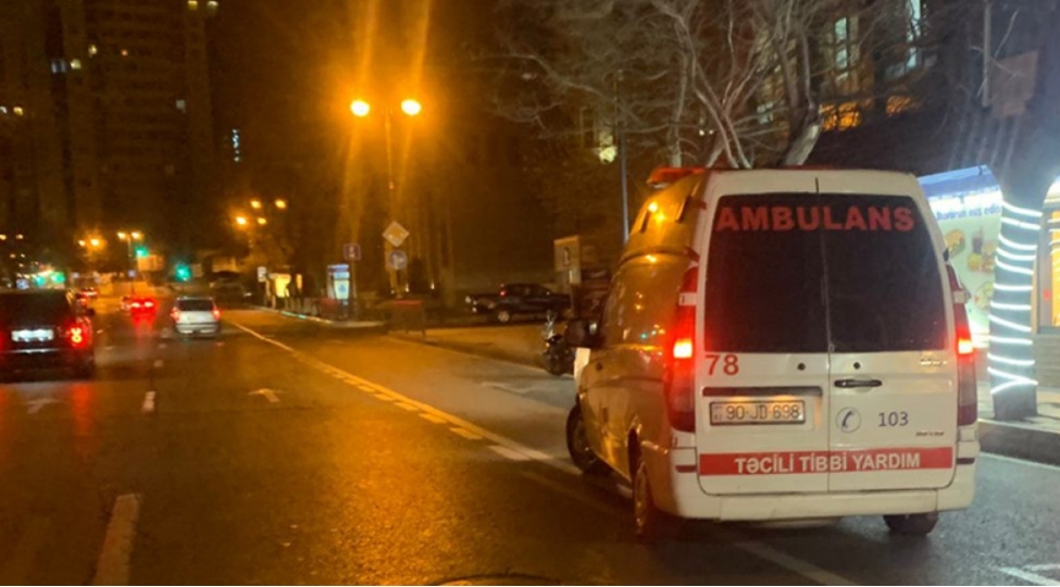 bakida-ana-ve-azyashli-oglunu-avtomobil-vurub