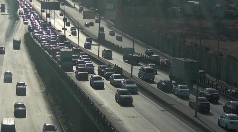 koroglu-metrosu-istiqametinde-yol-qezasi-sebebinden-sixliq-var