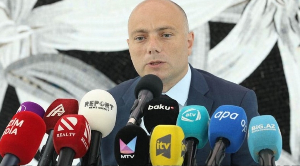nazir-bezi-heykellerin-uzerinde-yazilarin-kiril-elifbasi-ile-qalmasina-aydinliq-getirib