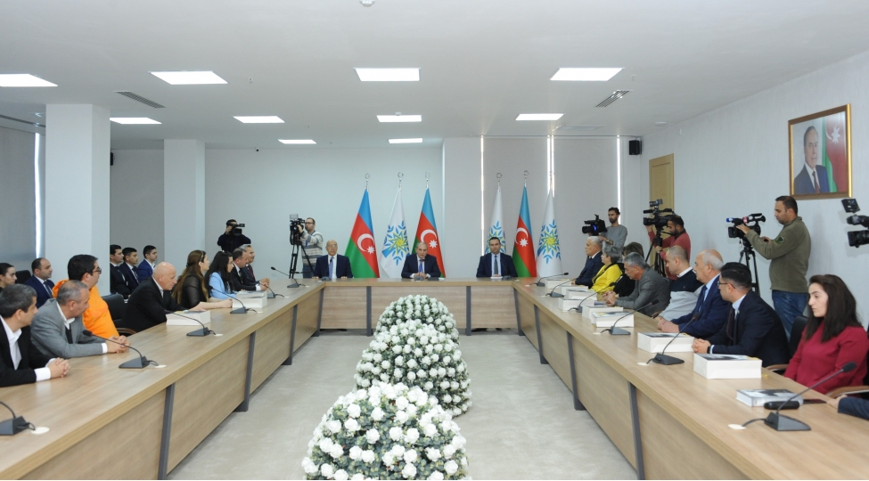 yap-merkezi-aparatinda-jurnalistler-arasinda-ferdi-yazi-musabiqesinin-neticelerine-hesr-edilmish-tedbir-kechirilib-foto