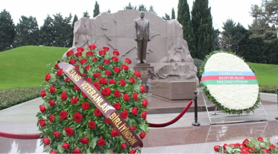 ulu-onder-heyder-eliyevin-mezari-ziyaret-edilib