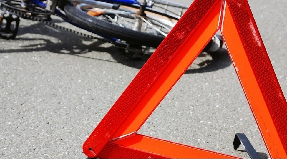 balakende-velosipedden-yixilan-kishi-olub