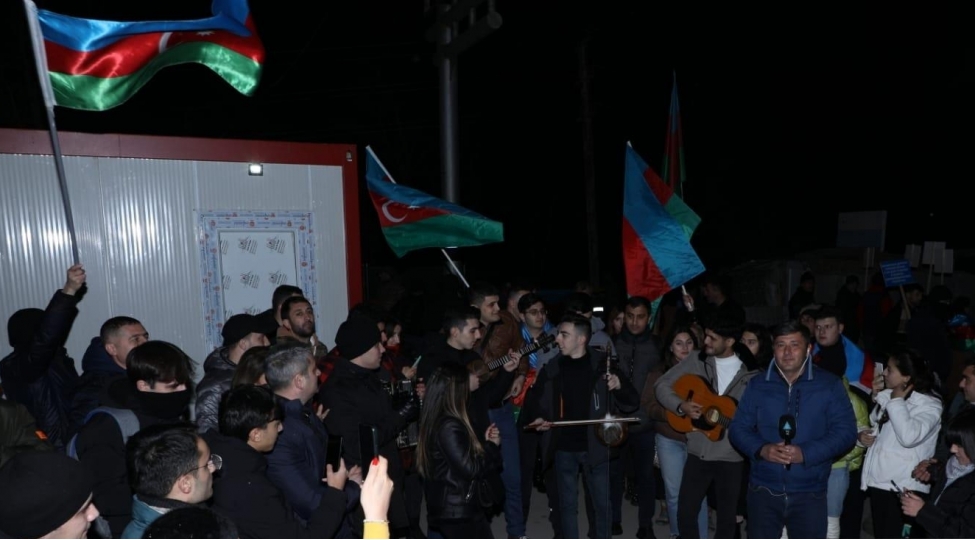 xankendi-lachin-yolunda-aksiya-ishtirakchilari-vetenperverlik-ruhunda-mahnilar-ifa-edirler