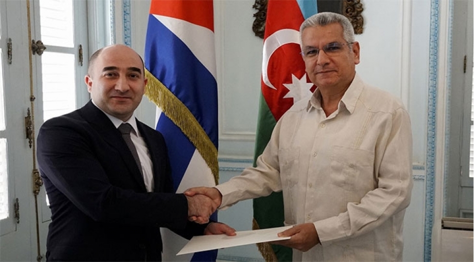 azerbaycanin-kubadaki-sefiri-etimadnamelerin-suretini-xin-rehberinin-muavinine-teqdim-edib