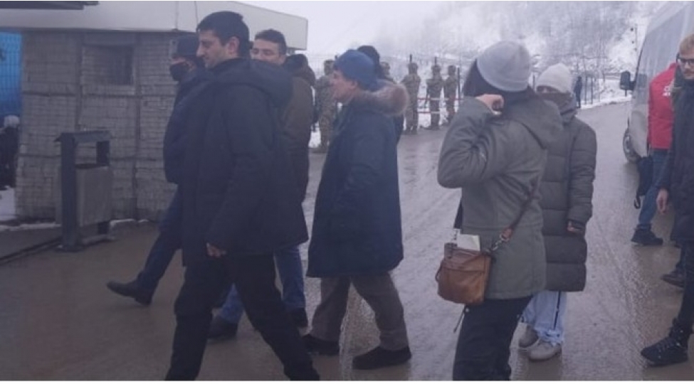 xankendi-lachin-yolunda-aksiyani-ishiqlandirmaq-uchun-bir-qrup-xarici-media-orqanlarinin-emekdashlari-gelibler