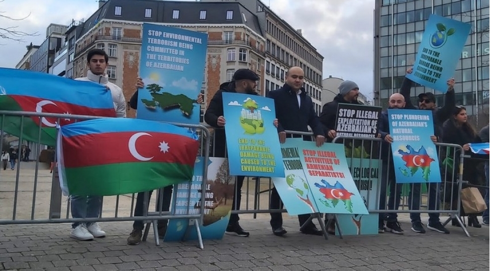 avropa-parlamentinin-qarshisinda-ermeni-ekoloji-terroruna-etiraz-olaraq-dinc-aksiya-kechirilib