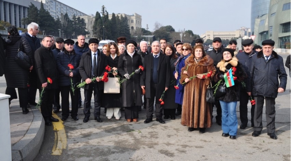 qerbi-azerbaycan-icmasinin-rehberi-ve-uzvleri-shehidler-xiyabanini-ziyaret-edib-foto