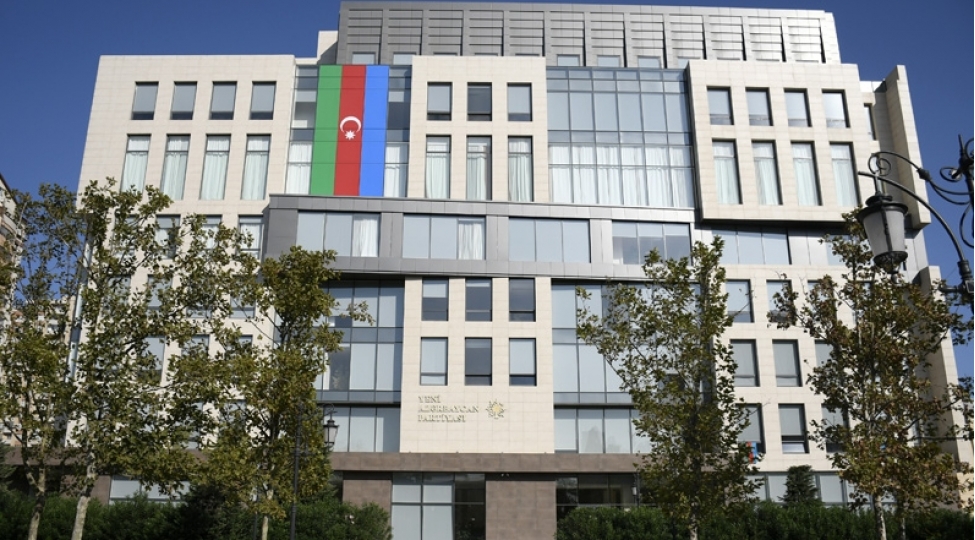 azerbaycan-respublikasinin-iran-islam-respublikasindaki-sefirliyine-silahli-hucumla-elaqedar-yeni-azerbaycan-partiyasi-merkezi-aparatinin-beyanati