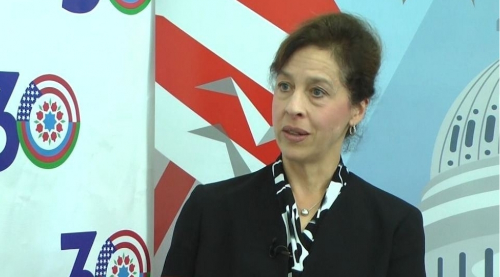 absh-dovlet-katibi-komekchisinin-muavini-laura-lokman-azerbaycana-gelib