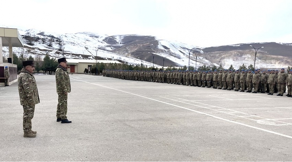 bash-qerargah-reisi-herbi-hisselerin-intensiv-doyush-hazirligini-yoxlayib-foto