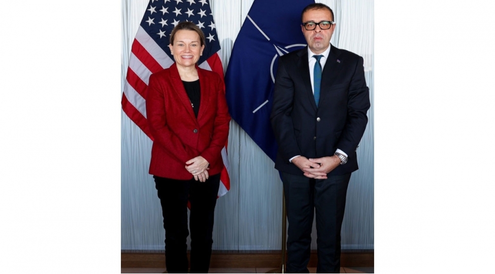 azerbaycanin-nato-daki-numayendesi-amerikali-hemkari-ile-gorushub
