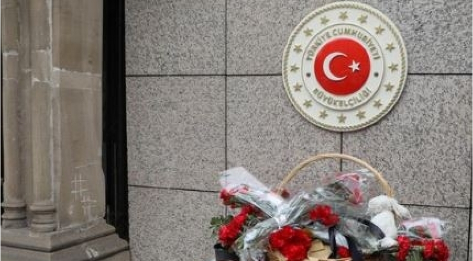 azerbaycan-vetendashlari-bakidaki-turkiye-sefirliyinin-qarshisinda-zelzele-qurbanlarini-anir