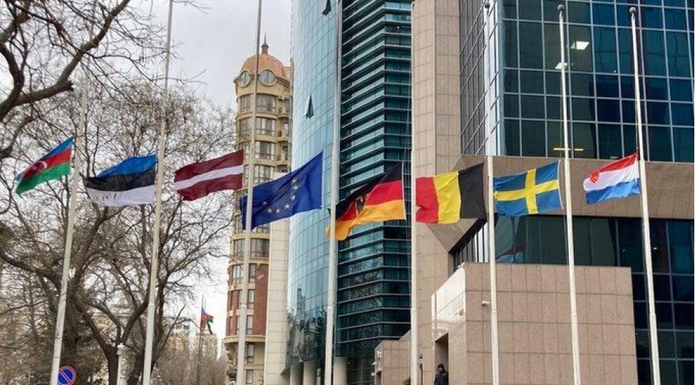 avropa-sefirliklerinin-bayragi-turkiyedeki-zelzeleye-gore-yariya-endirildi