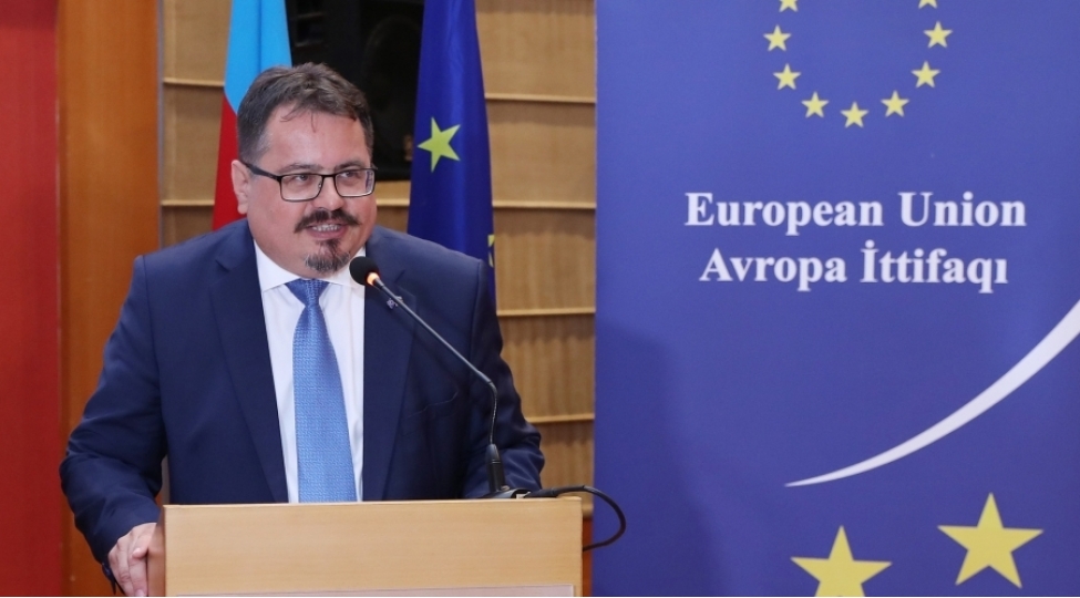 ai-nin-azerbaycandaki-numayendeliyinin-rehberi-bakida-bir-qrup-jurnalistle-qapali-toplanti-kechirib