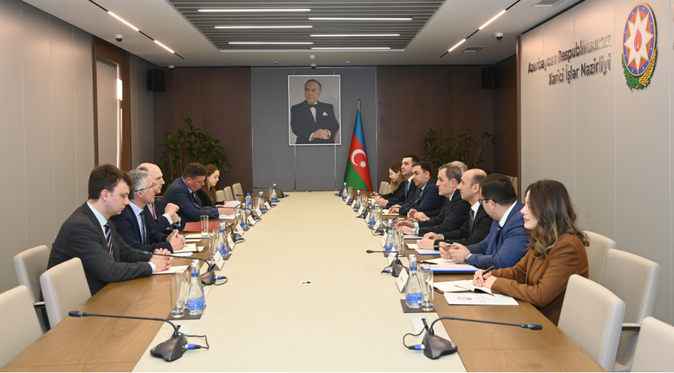 ceyhun-bayramov-britaniyali-nazirle-regional-veziyyeti-muzakire-edib