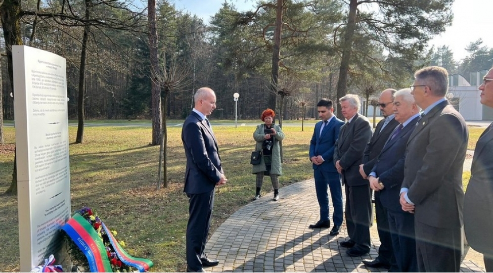 azerbaycan-diasporunun-numayendeleri-sloveniyada-xocali-memorialini-ziyaret-edib