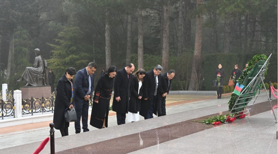 meksikali-parlamentariler-ulu-onderin-mezarini-ve-shehidler-xiyabanini-ziyaret-edibler