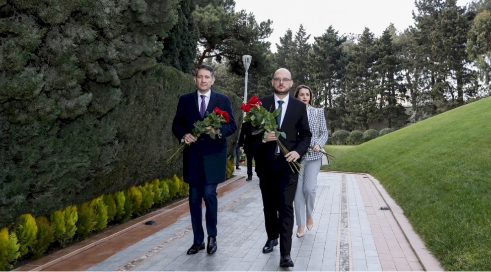 monteneqro-numayende-heyeti-fexri-xiyaban-ve-shehidler-xiyabanini-ziyaret-edib