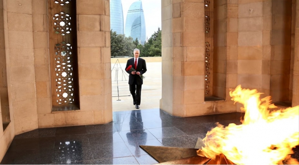 absh-in-qafqaz-danishiqlari-uzre-bash-mushaviri-shehidler-xiyabanini-ziyaret-edib
