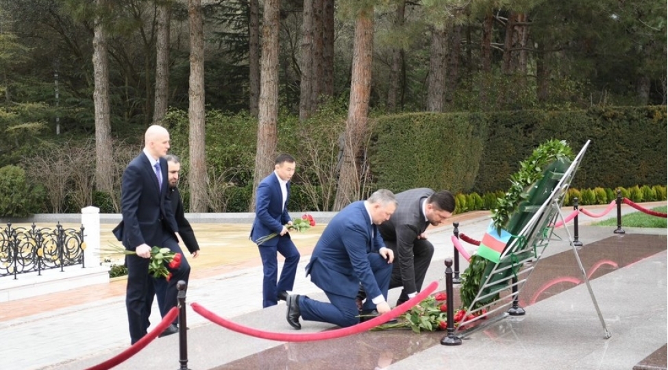rusiya-dovlet-dumasinin-numayende-heyeti-shehidler-xiyabanini-ziyaret-edib-foto
