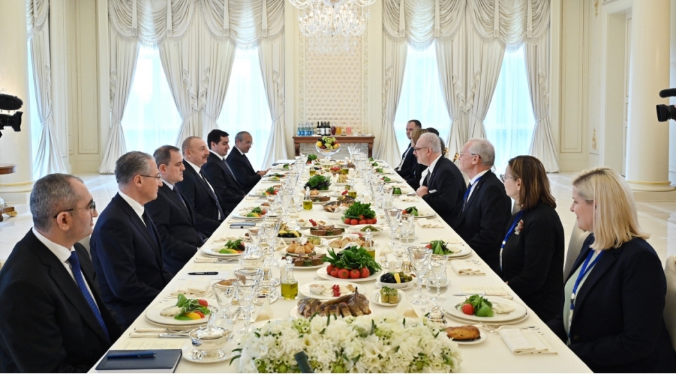 azerbaycan-ve-latviya-prezidentlerinin-resmi-lanch-esnasinda-genish-terkibde-gorushu-olub