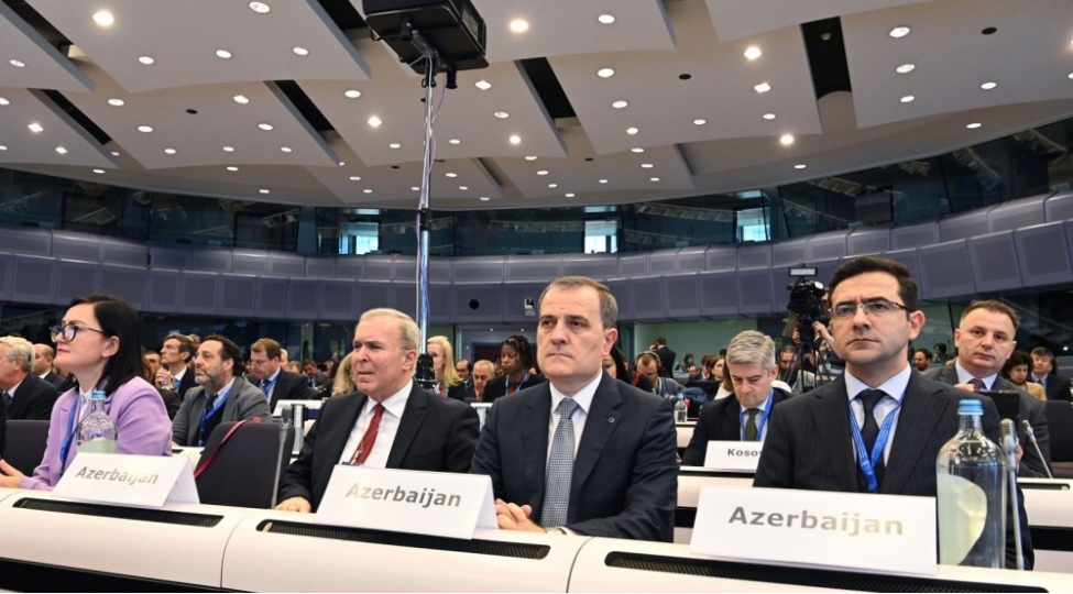 ceyhun-bayramov-zelzele-bolgesinde-berpa-ve-quruculuq-ishlerinde-azerbaycanin-desteyinin-davam-edeceyini-achiqlayib