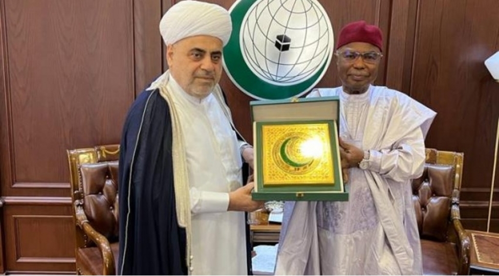 allahshukur-pashazade-iet-in-bash-katibi-ile-gorushub