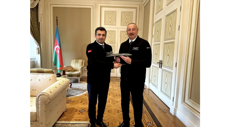 selchuk-bayraktar-azerbaycan-prezidentine-xatire-hediyyesi-teqdim-edib