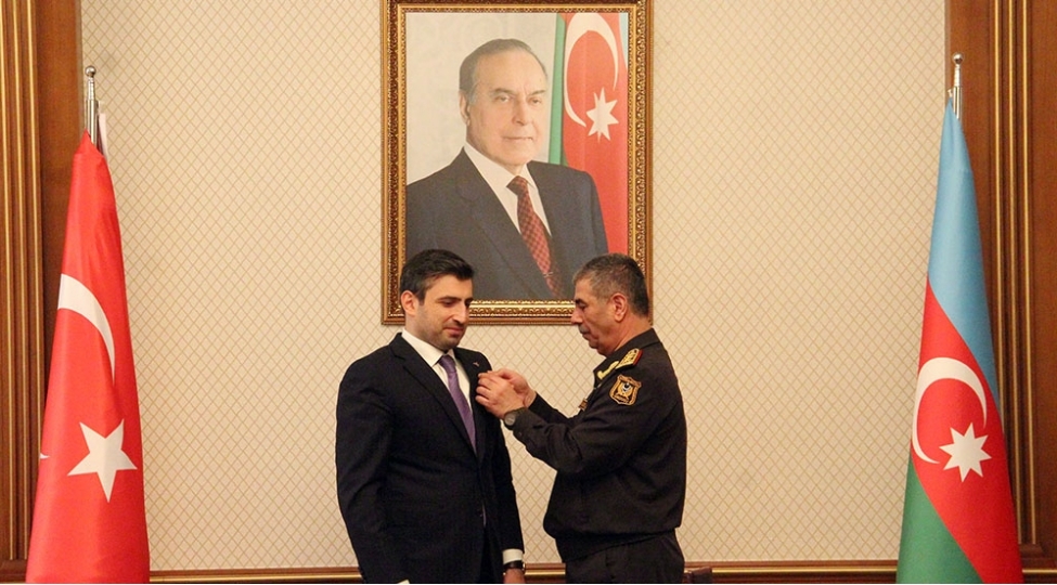 zakir-hesenov-selchuk-bayraktarla-gorushub-onu-medalla-teltif-edib