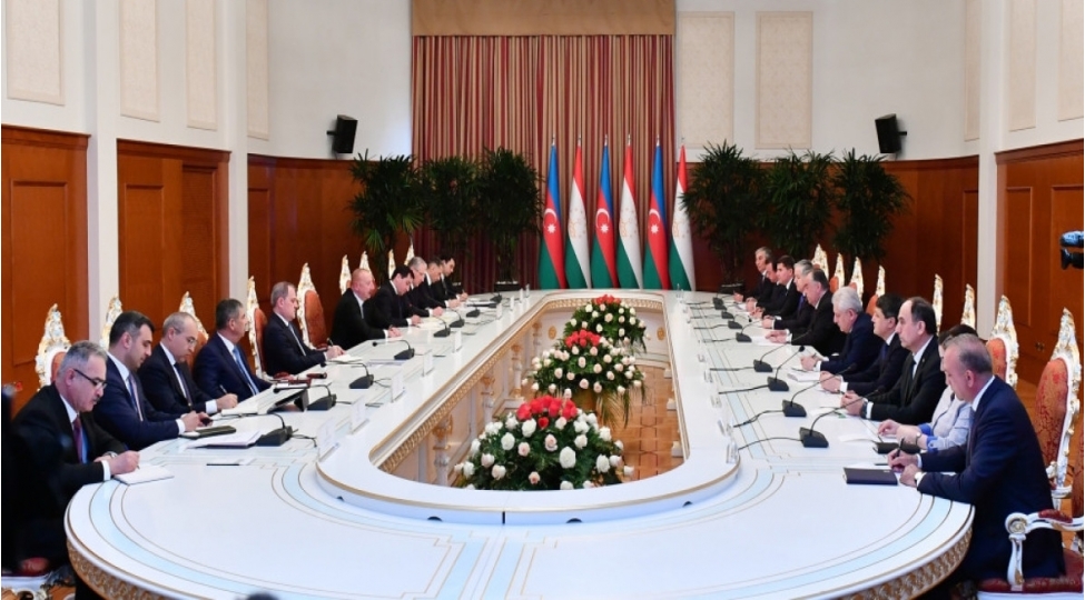 azerbaycan-ve-tacikistan-prezidentlerinin-genish-terkibde-gorushu-bashlayib