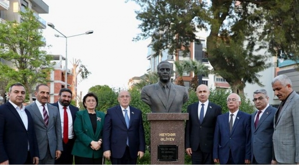 azerbaycan-numayende-heyeti-izmirde-heyder-eliyev-ve-azerbaycan-dostluq-parklarinda-olublar
