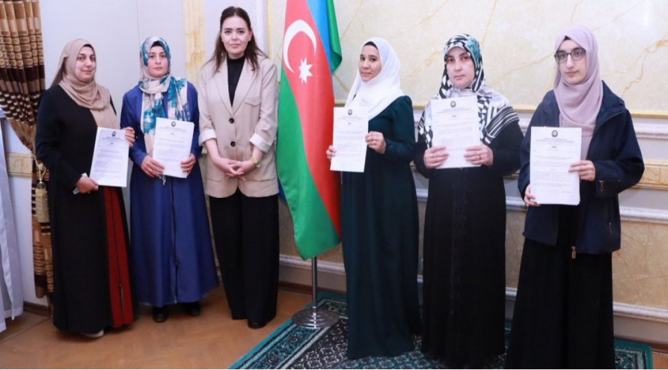 azerbaycanda-mescidlerde-qadin-dini-ayinlerin-icrachilarinin-sayi-15-e-chatib