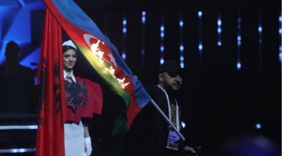 azerbaycan-bayragini-yandiran-aram-nikolyanin-pashinyan-ailesinin-yaxin-adami-oldugu-melum-olub