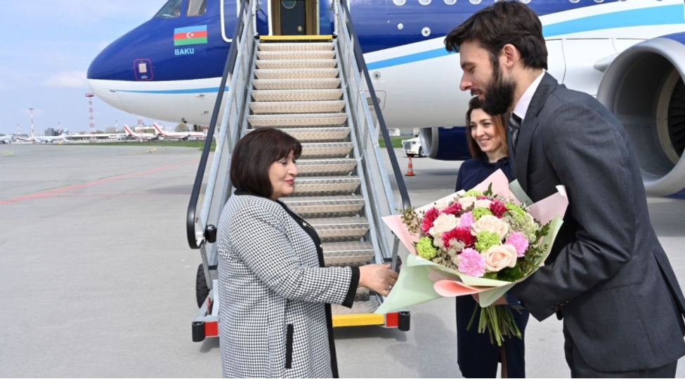 sahibe-qafarova-polshaya-resmi-sefere-gedib