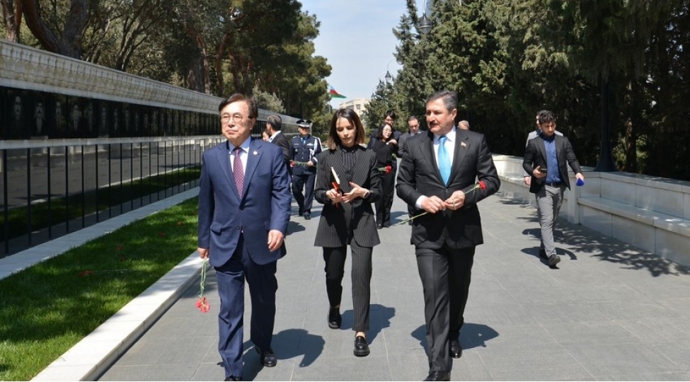 koreyali-deputatlar-shehidler-xiyabanini-ziyaret-edibler