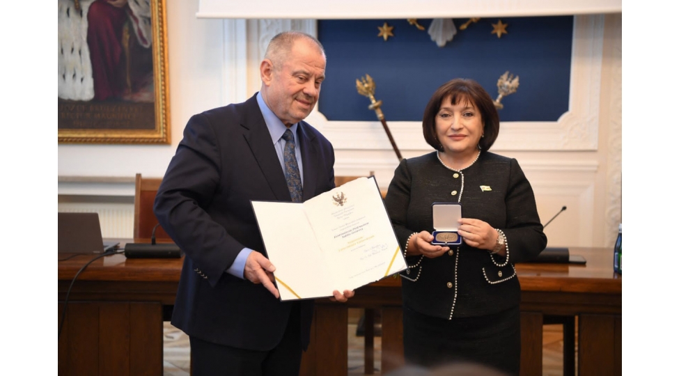 sahibe-qafarova-varshava-universitetinin-fexri-diplomu-ve-medali-ile-teltif-olunub