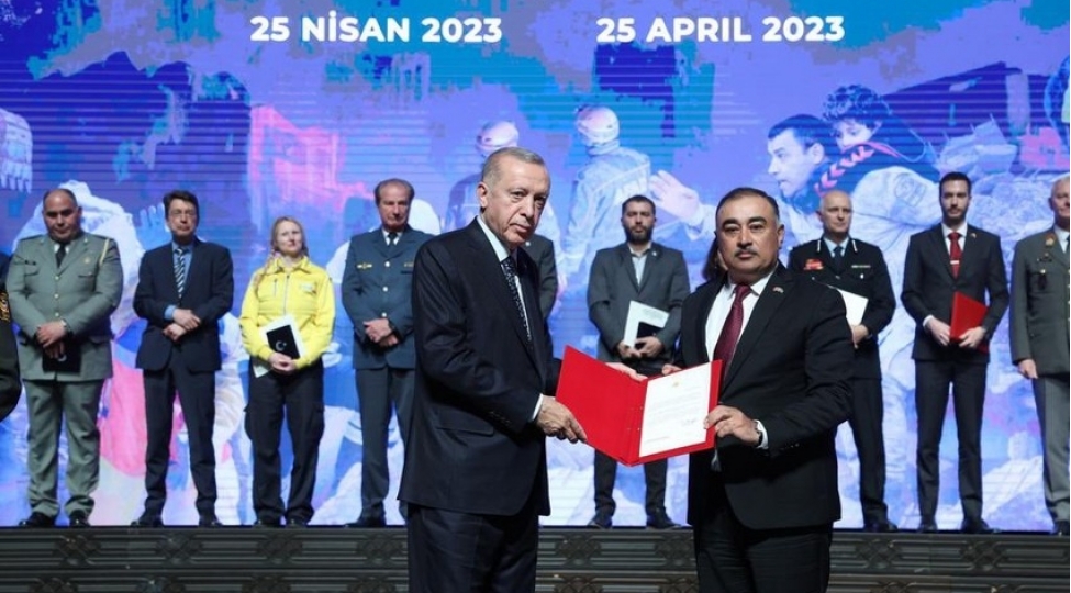 erdogan-azerbaycan-sefirine-teshekkurname-teqdim-edib