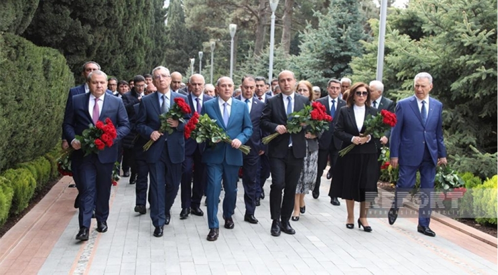 musteqil-azerbaycanin-memari-adli-tedbirin-ishtirakchilari-heyder-eliyevin-mezarini-ziyaret-edibler