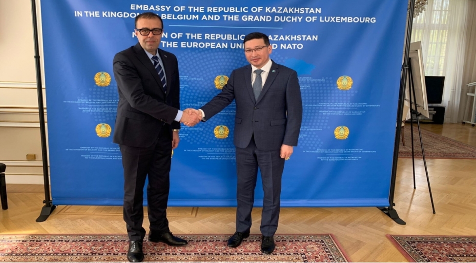azerbaycanin-nato-daki-sefiri-qazax-hemkari-ile-gorushub