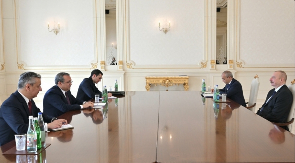 azerbaycan-prezidenti-ozbekistan-liderini-referendumun-ugurlu-kechirilmesi-munasibetile-tebrik-edib