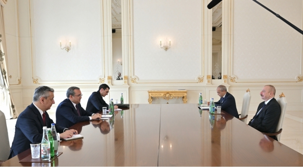 prezident-ilham-eliyev-ozbekistanin-uzavtosanoat-sehmdar-cemiyyetinin-idare-heyetinin-sedrini-qebul-edib