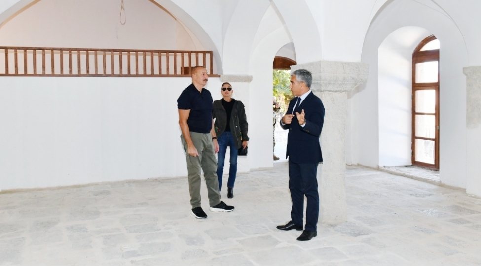 prezident-ve-xanimi-shushada-mehmandarovlarin-malikane-kompleksinin-achilishinda-ishtirak-edibler