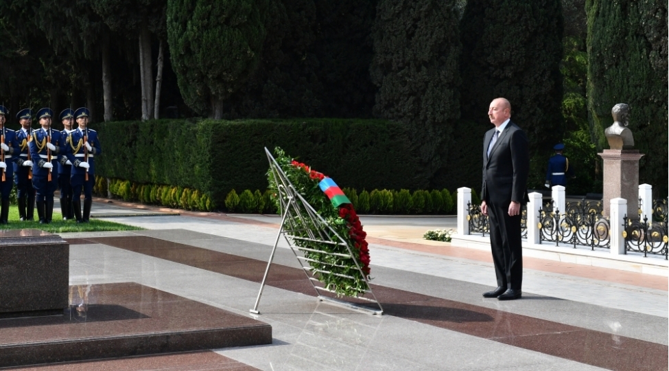 prezident-ilham-eliyev-birinci-xanim-mehriban-eliyeva-ve-aile-uzvleri-ulu-onder-heyder-eliyevin-fexri-xiyabanda-mezarini-ziyaret-edibler-fotolar