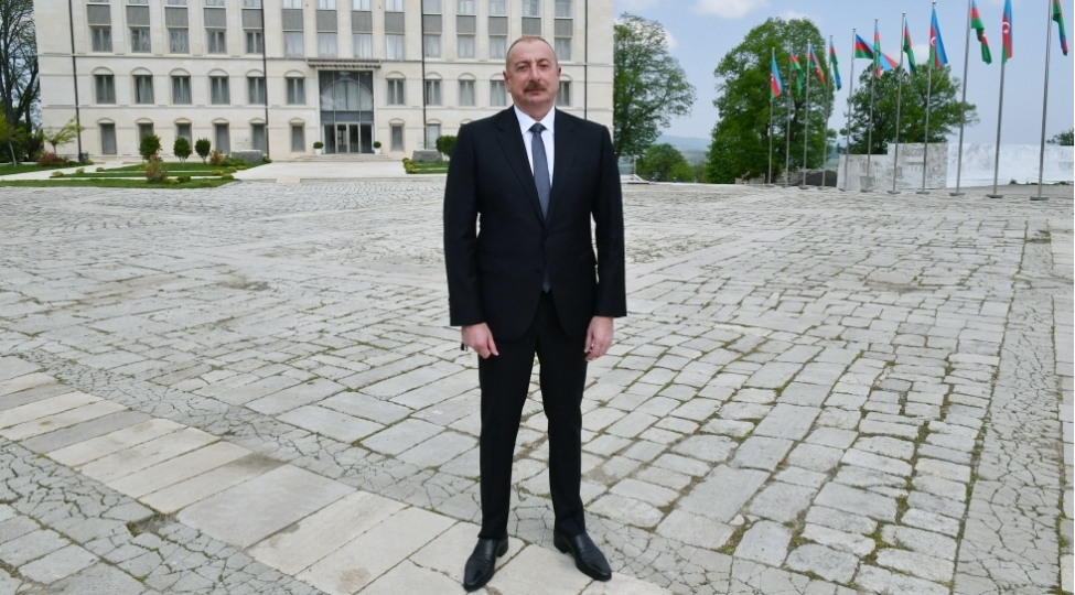 prezident-shushada-heyder-eliyev-ve-qarabag-fotosergisi-ve-gul-festivali-ile-tanish-olub