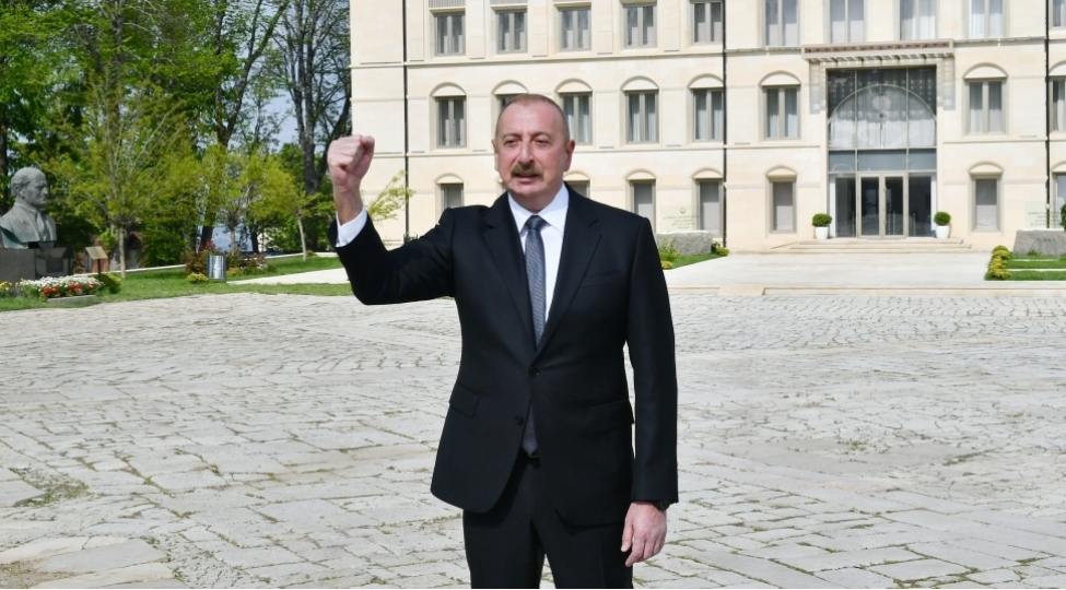prezident-ve-birinci-xanim-shushada-demir-yumruq-kuchesinin-lovhesinin-achilishinda-ishtirak-edibler